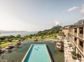 Stroblhof Lake Garda Active Family SPA Resort，位于加尔尼亚诺的酒店