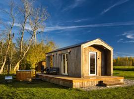 5 minutes from Beach, Cozy Cabin with Hot Tub，位于Lembuži的木屋