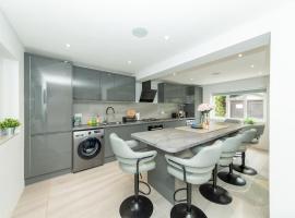 Spacious Home Heated Pool April-Sep in Tilehurst - Pass the Keys，位于Tilehurst的酒店