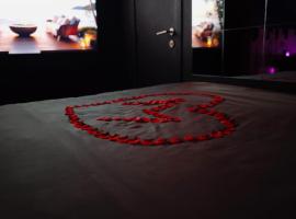 Suite love Jacuzzi，位于沙勒罗瓦的酒店