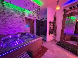 Love room - 5 min train station - Jacuzzi - Netflix - Clim