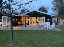 Summerhouse Denmark in Tisvildeleje 700 m walk from beach，位于Tisvilde的酒店