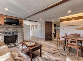 Cabin in Nature at Cliffwood Colony，位于Shirley的酒店