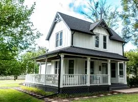 Chic 3 BDR Williams Bay Retreat with Fire pit for 8