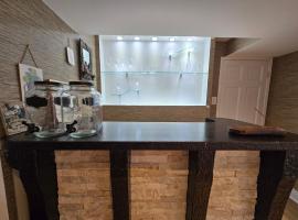Private Guest House- Walkout Basement，位于奥罗拉的酒店