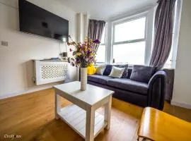 En-suite 4 Woodhouse, private bath, 2 kitchen