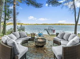 Renovated Lake Cabin with Fire Pit and Kayaks，位于布雷纳德的酒店