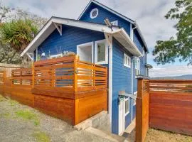 1 Mi to Dtwn Coos Bay Sleek Apt with Deck and Views!