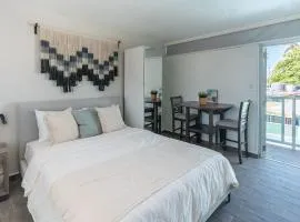 AQUA Terrazas Studio 5 - Oceanfront, Pool & Local Dining
