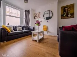 En-suite 6 Woodhouse, private bath, 2 kitchen