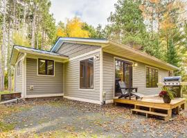 Riverbend Retreat on 7 Acres with River Access!，位于Webster的酒店