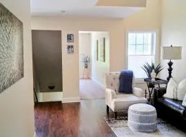 Spacious Townhouse, Central Location, Deluxe Guest Suite