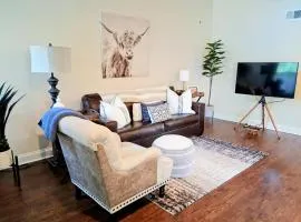 Spacious Townhouse, Central Location, Cozy Room