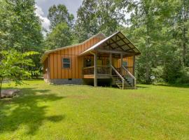 Serene and Secluded Alabama Cabin with Covered Deck!，位于佩恩堡的酒店
