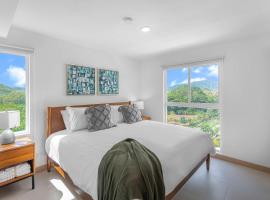 Upstay - Brand New Condo w Pool - Near the Beach，位于雅科的酒店