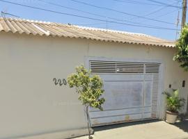 Casa Lins para 15 pessoas，位于林斯的酒店