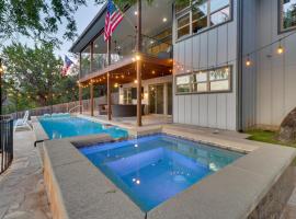 Lake Travis House w/ Private Dock, Pool & Hot Tub!，位于Leander的酒店