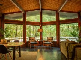 Mid-century Cabin Hideaway - Hot Tub & Fire Pit，位于Rhododendron的木屋