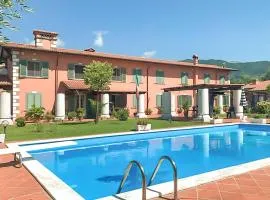 2 Bedroom Beautiful Apartment In Querceta