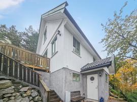 4 Bedroom Stunning Home In Skjeberg，位于Skjeberg的带热水浴缸的酒店