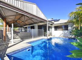 San Remo Resort pool air con home theatre，位于Clarkson的酒店