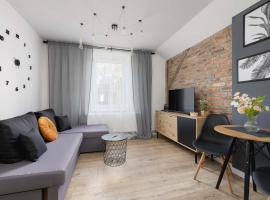 Czeladź Atmospheric Apartment in a Historic Building by Noclegi Renters，位于切拉季的酒店