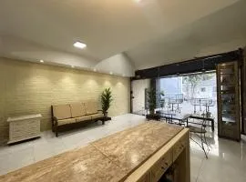 Flat funcional mobiliado com cozinha com WC ap101