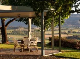 Allambie - Poolside Elegance in Mudgee Countryside