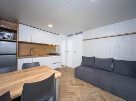 Mobile homes Jezera Lovi&scaron;ća Premium，位于耶泽拉的豪华帐篷营地