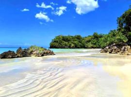 {3BR~Beach~Condo}@LakeView PlayaBonita PoolLUX，位于La Ceiba的酒店