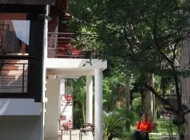 学校附近萨拉贝餐厅酒店