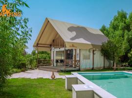 T-Rex Glamping, Including Free Access to Dubai Parks and Resorts，位于迪拜的豪华帐篷营地