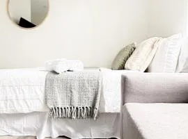 North Wollongong - Beach Style - Modern - Free Parking - Free Coffee Snacks