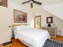 Entire 1 Bdrm house 5 mins from NWMC and DwnTwn，位于圣奥尔本斯的带停车场的酒店