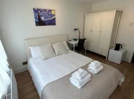 King Room in Windsor with Private Bathroom