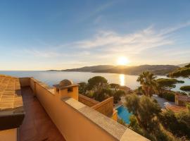 WELCOME RIVIERA - ATTICO SAN FAUSTINO 165 mq più 110 mq di terrazza- IN VILLA 700 ,VISTA MARE STREPITOSA-100 m dalla spiaggia-PARKING ESCLUSIVO，位于拉帕洛的酒店