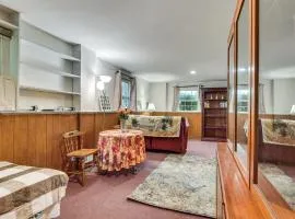 2 Mi to NYC Train WFH-Friendly Greenwich Apt!