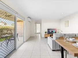 Cozy 2BR Home Quiet Bellbird Park Stay