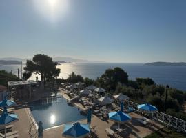 Azzurro，位于斯基亚索斯镇的带泳池的酒店