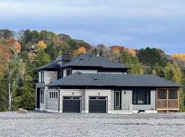 Entire Home in Lake of Bays -Huntsville Muskoka Algonquin，位于Dwight的酒店