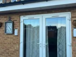 Charming Aldershot Home - Free Parking