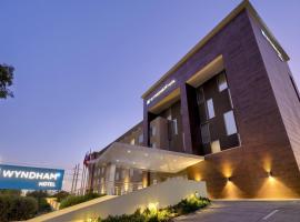 Wyndham Santiago Aeropuerto，位于圣地亚哥的酒店
