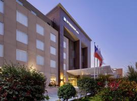 Wyndham Santiago Aeropuerto，位于圣地亚哥的酒店