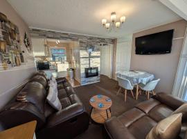 179, Two bed chalet on Sund0wner Holiday Park - Sleeps 4, free WiFi, sorry no pets - entertainment options close by，位于赫姆斯比的酒店