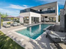 Jacuzzi And Sauna Villa