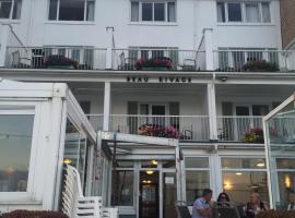 博尔里维格公寓酒店，位于圣布雷拉德的海滩酒店