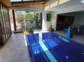 SUÍTES ITAIGARA á 80 metros da praia，位于邦比尼亚斯的酒店