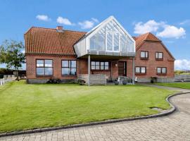 4 Bedroom Beach Front Home In Vinderup，位于温讷鲁普的酒店