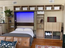 Romantic Studio Apt in Historic Downtown Savannah，位于萨凡纳的酒店