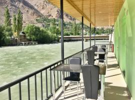 Zarya Hotel，位于Khorugh的酒店